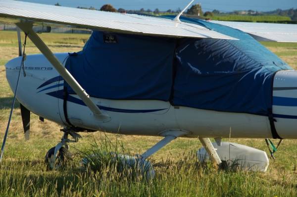 Aircraft cockpit cover